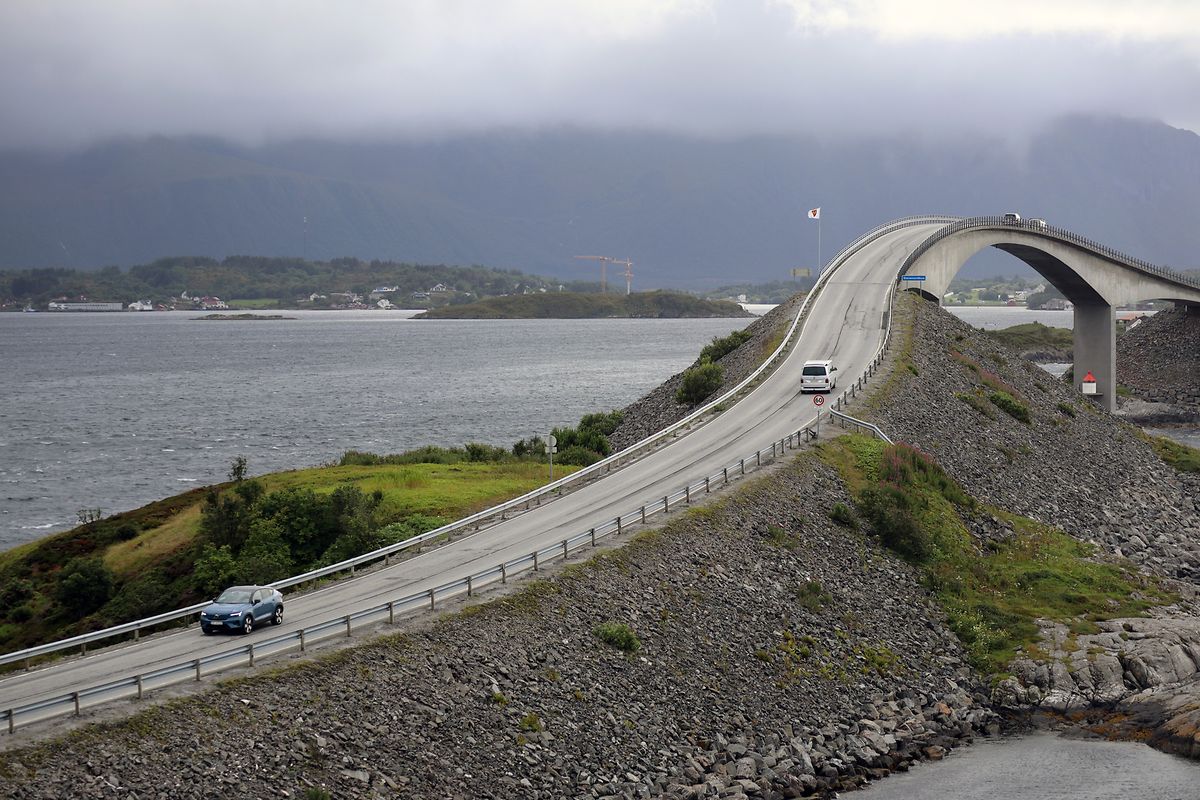 Der Atlanterhavsvegen in Norwegen schlängelt sich über abenteuerliche Brücken zwischen Molde und Kristiansund.