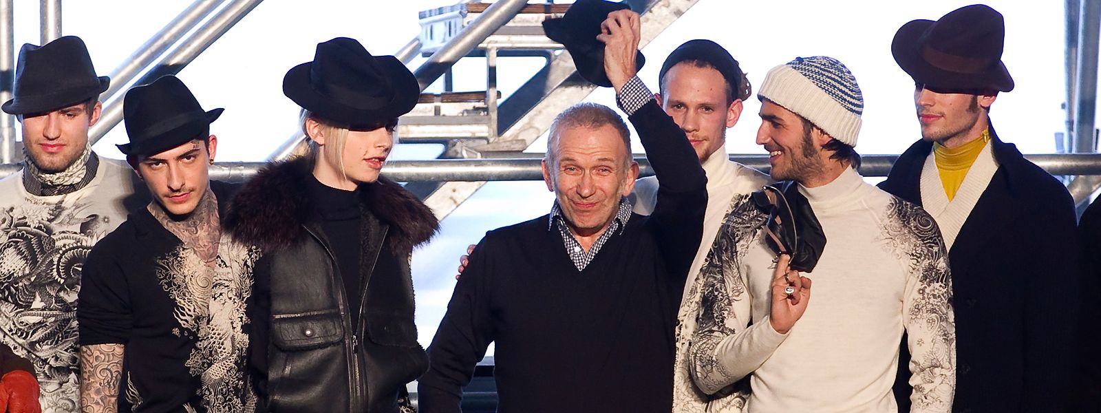 Jean Paul Gaultier (M.) nach seiner Show während der Pariser Modewoche Herbst/Winter 2012/2013.