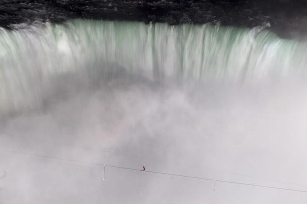privat fatning Underholdning Nik Wallenda walks on tightrope over Niagara Falls