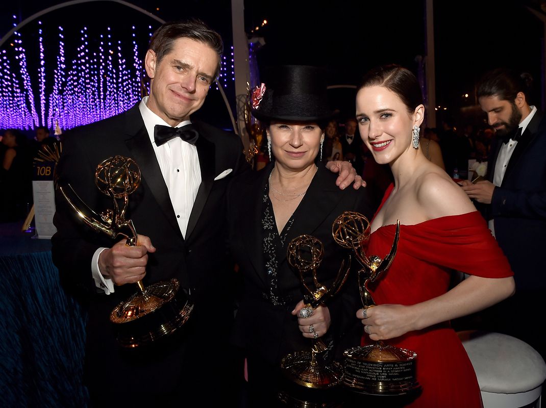 A produção "The Marvelous Sra Maisel" arrecadou vários prémios nas categorias de comédia: prémio de melhor série, melhor atriz (Rachel Brosnahan, à direita), melhor atriz secundária (Alex Borstein), melhor diretor e melhor guião (ambos para Amy Sherman-Palladino, esquerda e centro, na foto).
