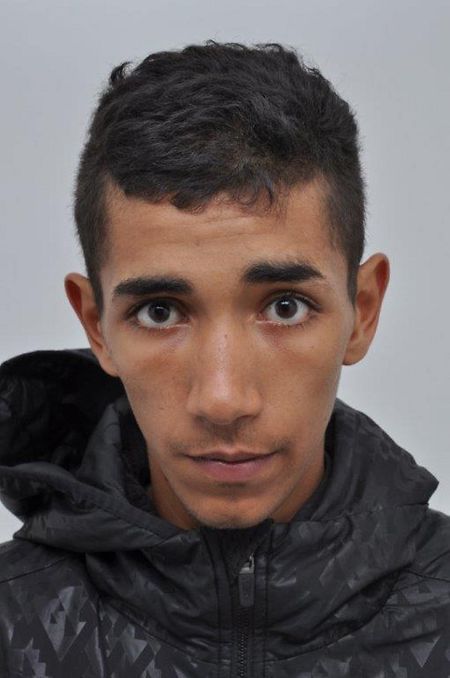 Die Polizei sucht diesen entflohenen Häftling. Bei seiner Flucht trug er Handschellen - vor dem Bauch.