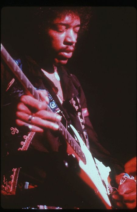 Ikonisch: Der Linkshänder und seine „umgespannte” Fender Stratocaster.