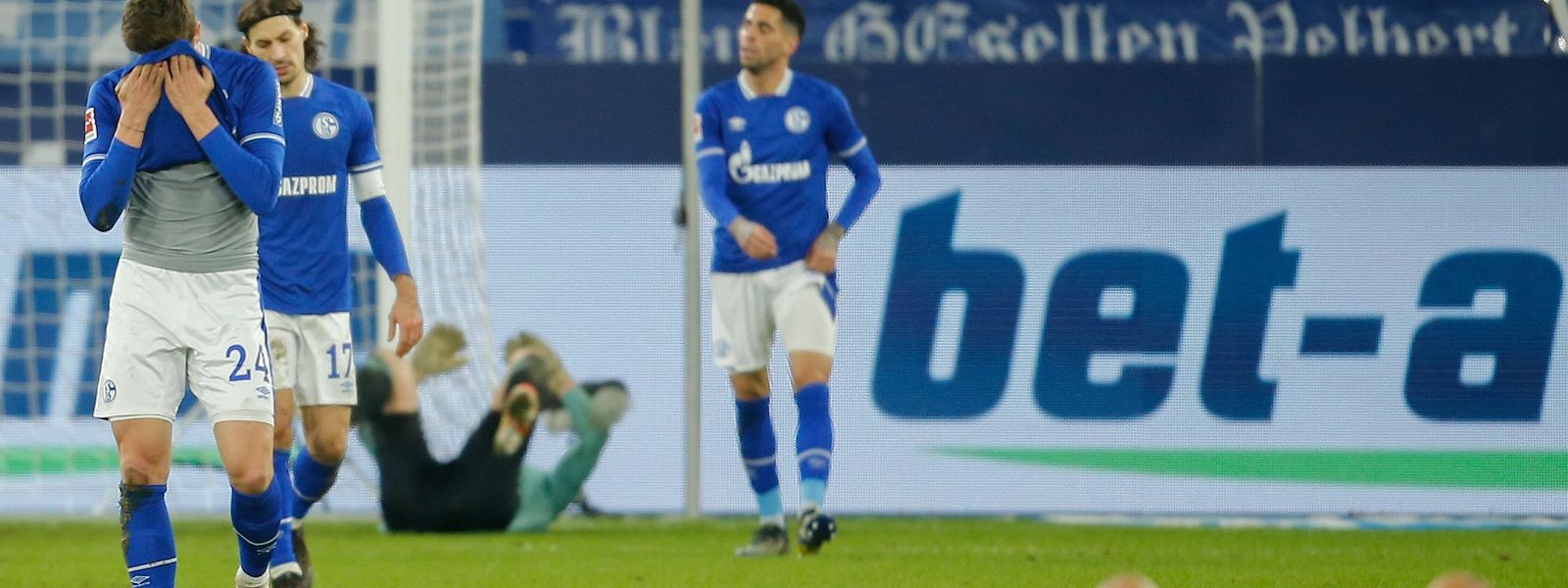 Die Spieler von Schalke 04 sind fassungslos nach der Niederlage.