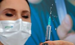 A healthcare worker prepares a dose of COVID-19 vaccine at Clalit Health Services in the Israeli coastal city of Tel Aviv, on December 23, 2020. - Israel has ordered 14 million coronavirus vaccine doses -- covering seven million people, as two doses are required per person -- from US pharmaceutical giant Pfizer and US biotech firm Moderna. (Photo by JACK GUEZ / AFP)