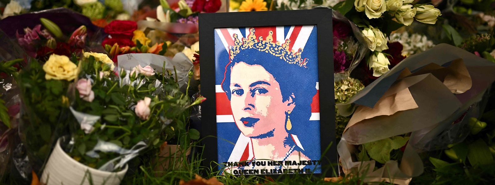 Flores em homenagem à rainha Isabel II no Green Park, em Londres.