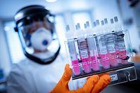 dpatopbilder - 01.04.2020, Niedersachsen, Hannover: Eine wissenschaftliche Mitarbeiterin hält Coronavirus-Testproben im Niedersächsischen Landesamt für Verbraucherschutz und Lebensmittelsicherheit (LAVES) in der Hand. Niedersachsen stockt mit der Nutzung von tiermedizinischen Laboren seine Kapazitäten für Tests auf das Coronavirus deutlich auf. Foto: Peter Steffen/dpa +++ dpa-Bildfunk +++