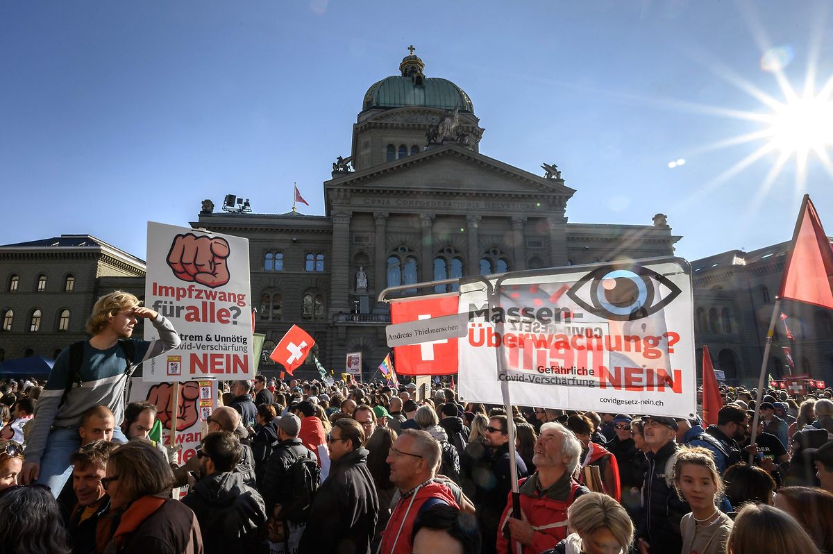 Impfgegner protestieren vor dem Parlament in Bern.