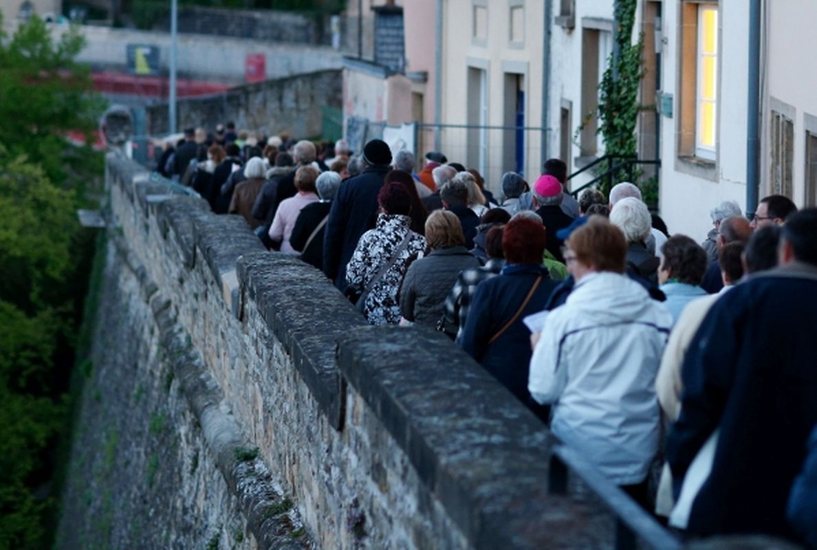 Lichterprozession von St-Michel Kirche zur Kathedrale.  