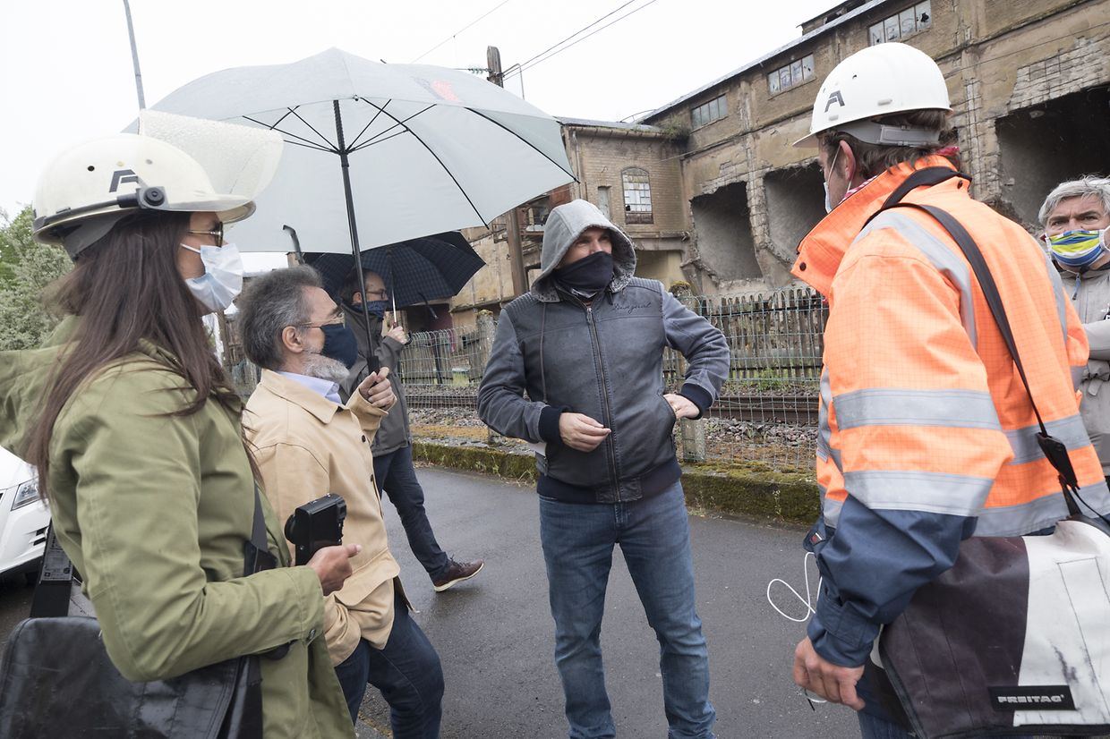 Mit Masken und Regenschirmen ausgestattet, protestierten etwa 15 Personen am Donnerstag vor Ort. 