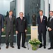 Die Büste von Großherzogin Joséphine Charlotte im Foyer der Philharmonie: Großherzog umgeben von Philharmonie-Direktor Stephan Gehmacher, Prinz Guillaume, Großherzog Henri sowie dem Verwaltungsratsvorsitzenden der Philharmonie, Pierre Ahlborn (v.l.)