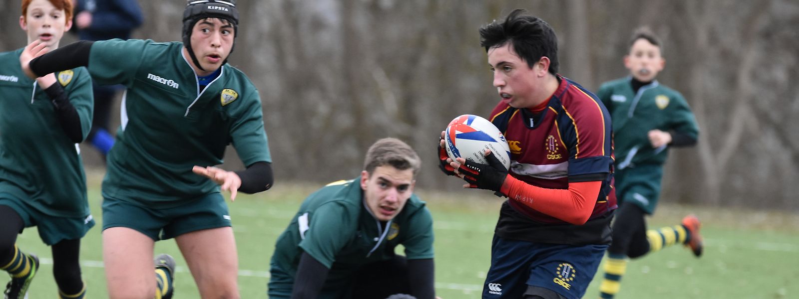 Pedro Meco, com a bola na mão, é um dos jogadores do CSCE que vai competir em Lisboa no Portugal Rugby Youth Festival.