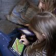 Ständig "on": In den meisten Familien gibt es Streit um die Frage, wie viel Zeit Kinder mit Handy und Tablet verbringen dürfen.