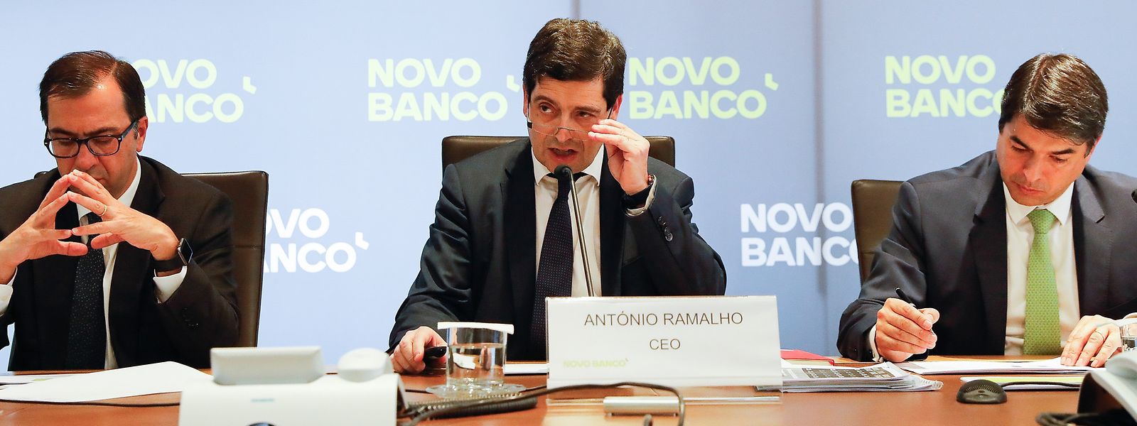 O presidente do Conselho de Administração Executivo do Novo Banco, António Ramalho (C), durante a apresentação de resultados de 2017 do Grupo Novo Banco, em Lisboa, 28 de março de 2018. JOÃO RELVAS/LUSA