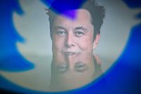 ILLUSTRATION - 28.10.2022, Frankreich, Clermont Ferrand: Elon Musk, CEO von Tesla und SpaceX, hinter den Silhouetten des Twitter-Logos. Musk hat offiziell die Kontrolle über das soziale Netzwerk übernommen und bereits Führungskräfte entlassen. «Der Vogel ist freigelassen», twitterte er und kündigte weniger Kontrolle über Inhalte auf der Plattfrom an. Foto: Adrien Fillon/ZUMA Press Wire/dpa +++ dpa-Bildfunk +++