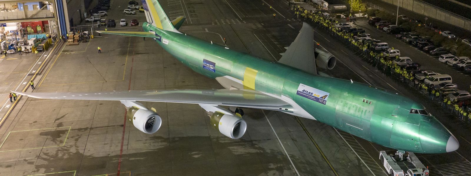 Die letzte Boeing 747 verlässt den Hangar.