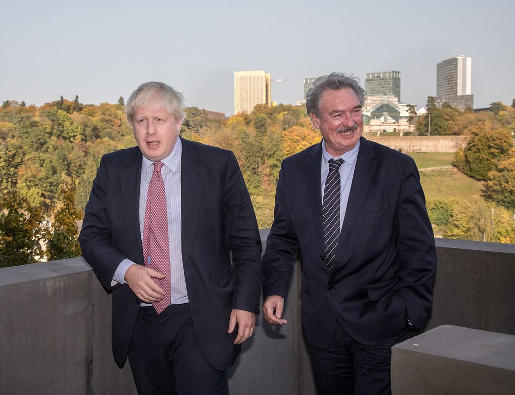 Auch gegen die EU wetterte Johnson, hier mit Luxemburgs Außenminister Jean Asselborn, ohne Rücksicht auf Verluste: Er verglich Europas Ambitionen der EU mit dem Großmachtstreben Hitlers und Napoleons.
