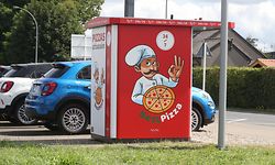 Der Stein des Anstoßes: Der Pizzaautomat wurde laut Schöffenrat aufgestellt, obschon keine Genehmigung dafür vorlag.