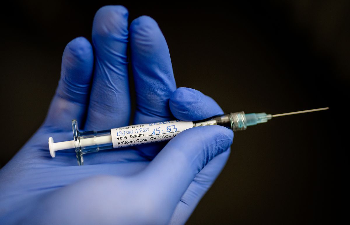 Ein Mann hält im Institut für Tropenmedizin an der Uniklinik Tübingen eine Curevac-Spritze in der Hand, mit der einer jungen Frau der Wirkstoff gegen das Corona-Virus gespritzt wurde.