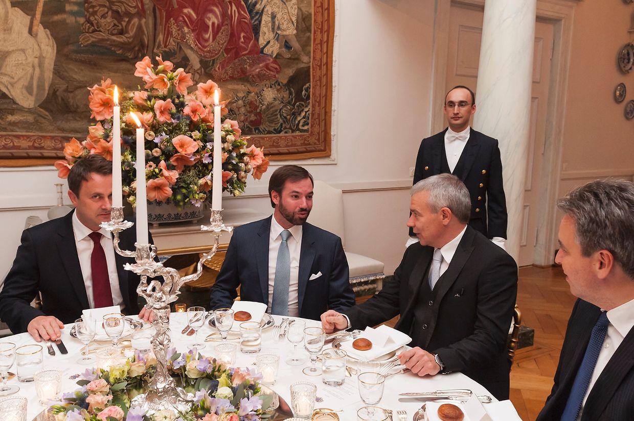 v.l.n.r.: Xavier Bettel, Erbgroßherzog Guillaume, Innenminister Dan Kersch und Bildungsminister Claude Meisch