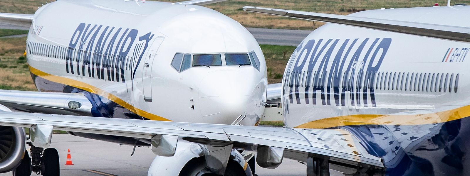 Flugzeuge der irischen Airline Ryanair stehen auf dem Vorfeld des Flughafens Weeze.