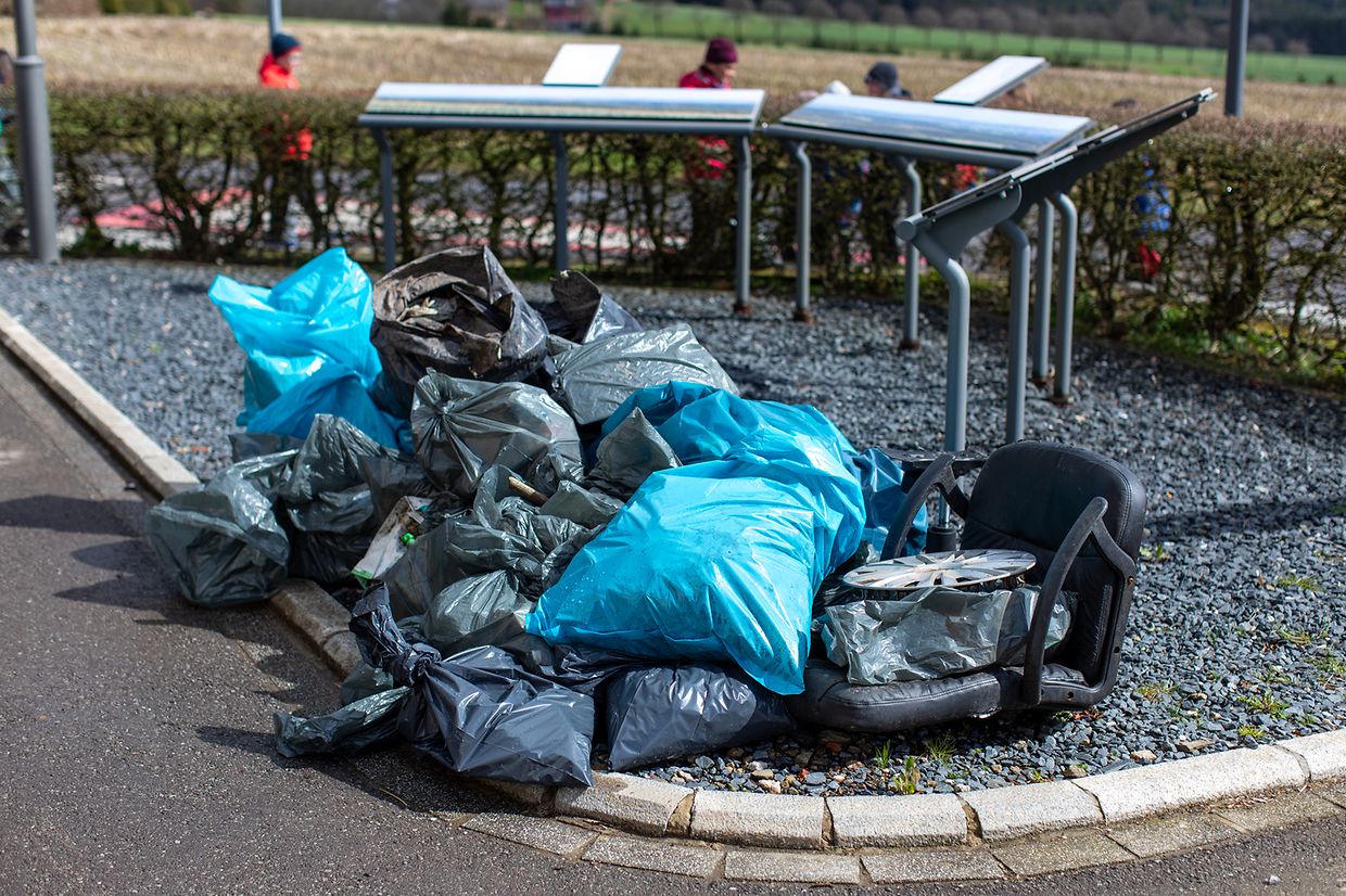 Zusammengetragender Müll in Wahl