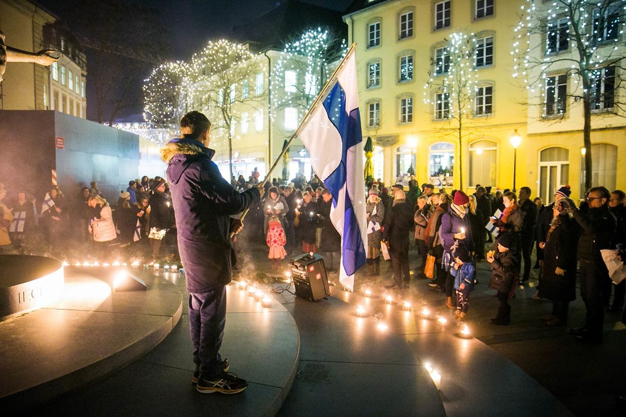 Place Clairefontaine, mercredi 6 décembre, les Finlandais du Luxembourg se réunissent pour célébrer le centenaire de l'indépendance de leur pays. 