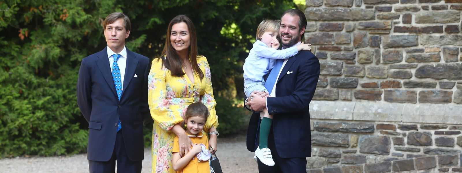 Prinz Louis (l.) sowie Prinz Félix und Gattin Prinzessin Claire mit den beiden Kindern Amalia und Liam bei der Taufe von Prinz Charles.
