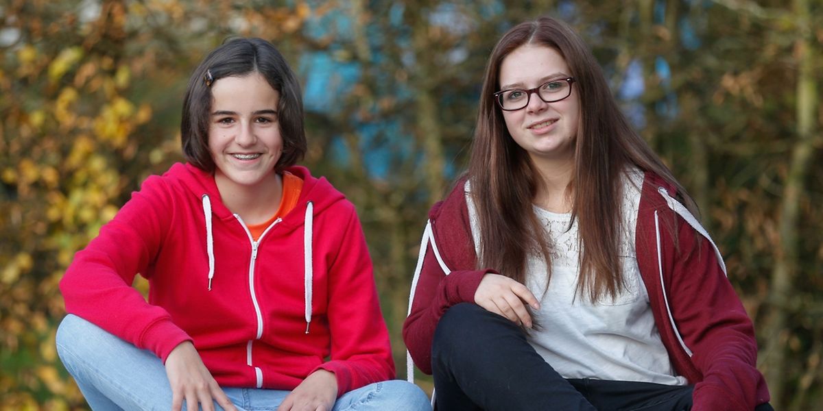 Die beiden Pflegeschwestern A. und S. sind zwei fröhliche, junge Mädchen.