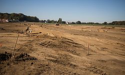 Beeindruckend wirkt die Größe der Fläche, auf der Elmen entsteht. Die Vorarbeiten sind Planier-, keine Aushubarbeiten, da die Gebäude kaum unterkellert werden. Dies um Bauschutt zu vermeiden.