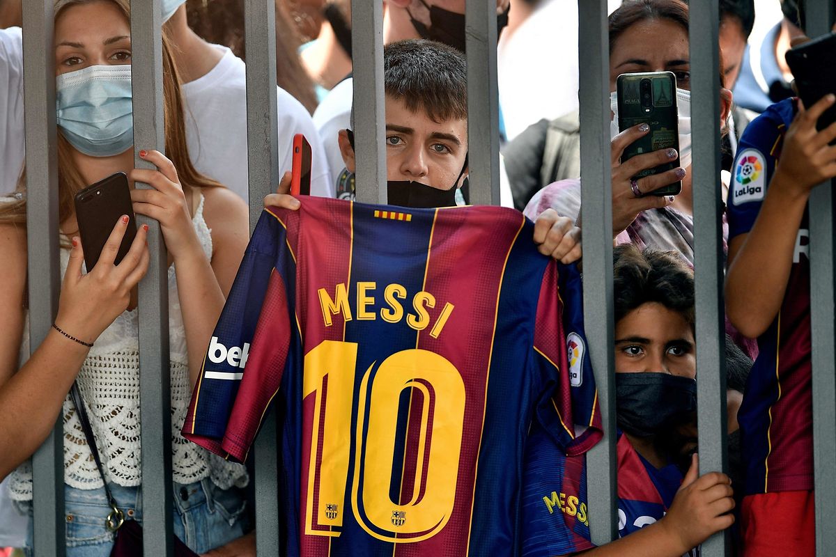 Die Fans außerhalb des Camp Nou huldigem ihrem Fußballidol.