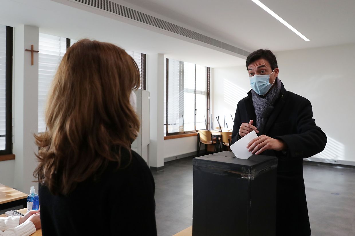 O candidato às eleições presidenciais de 2021, apoiado pelo partido Iniciativa Liberal, Tiago Mayan Gonçalves, votou na Universidade Católica do Porto. 