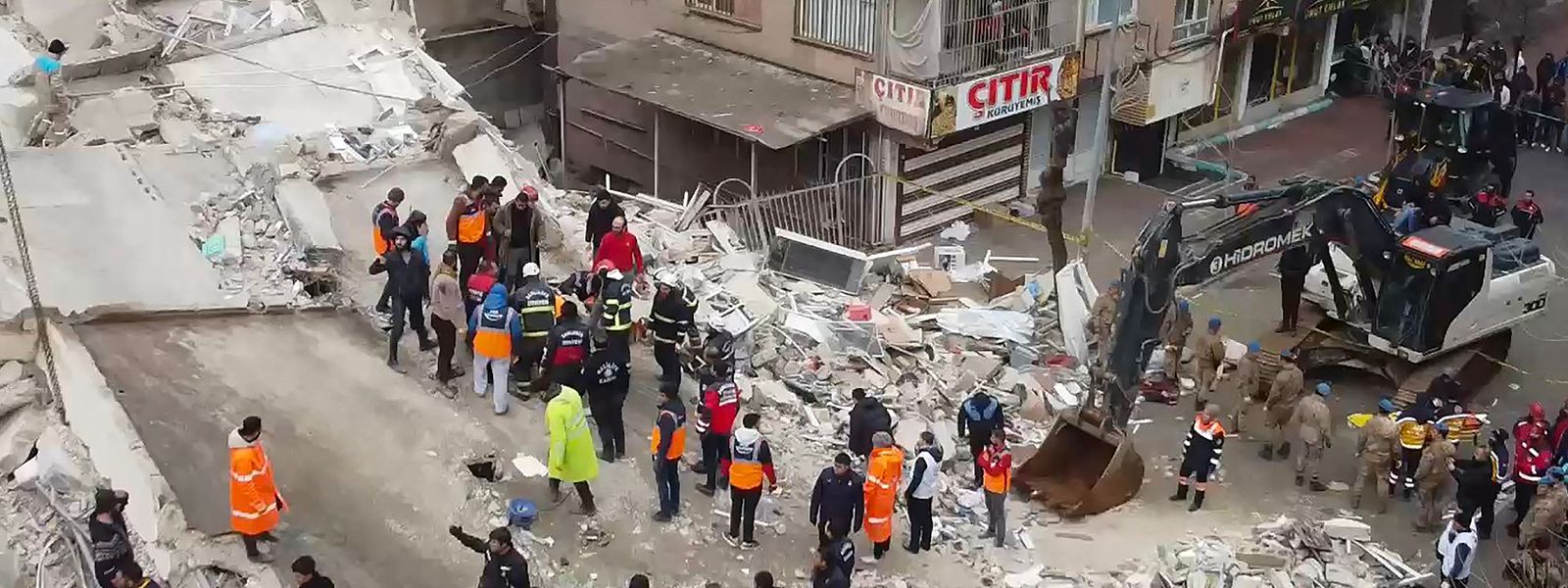 Imagens da destruição do sismo desta madrugada com epicentro na Turquia e que já fez mais de dois mil mortos neste país e na Síria.