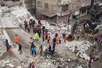 Imagens da destruição do sismo desta madrugada com epicentro na Turquia e que já fez mais de dois mil mortos neste país e na Síria.