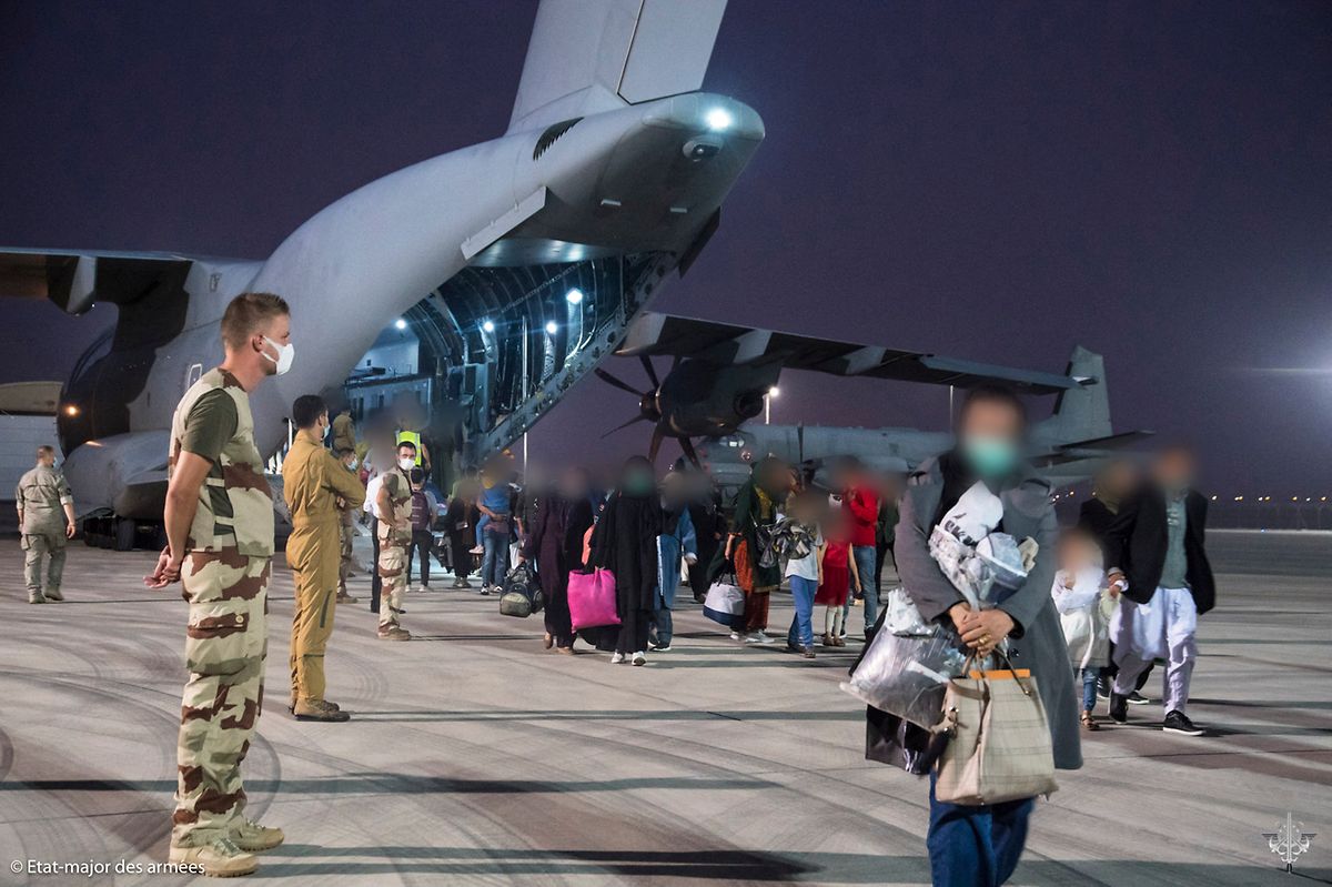 In der Militärbasis Al Dhafra bei Abu Dhabi steigen geflüchtete Menschen aus einem Armeeflugzeug. 