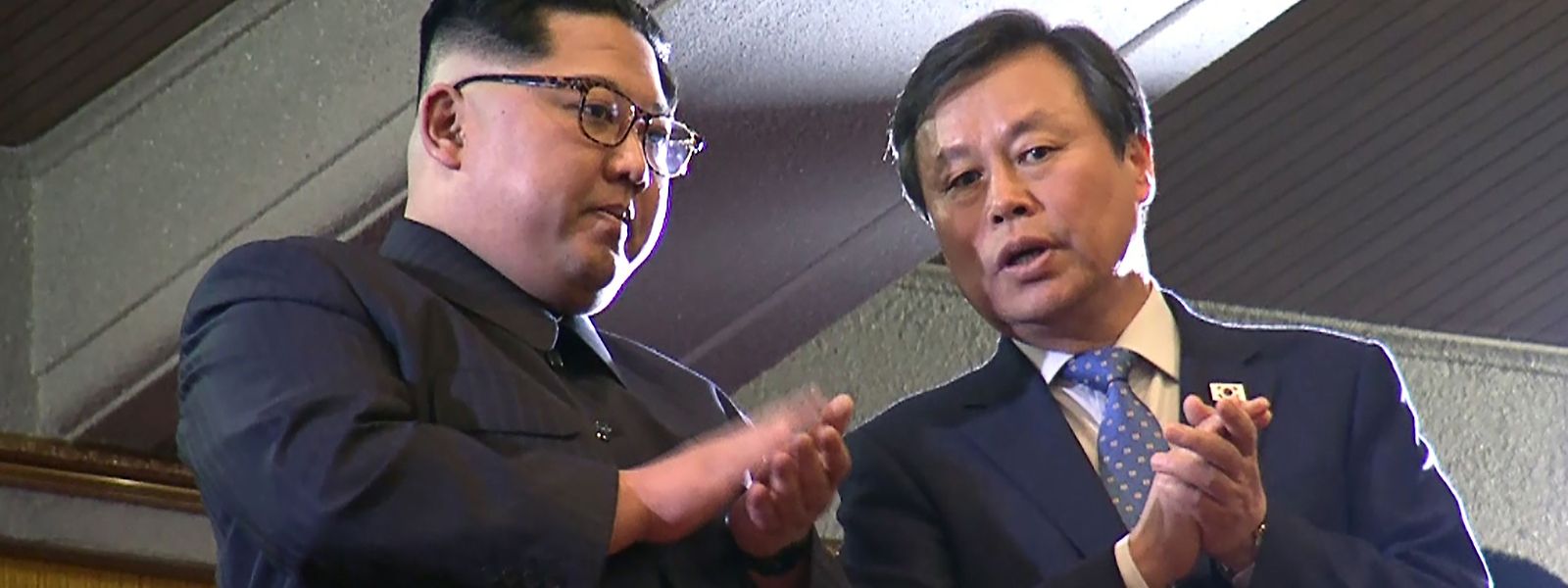 Kim Jong Un (l.) und der südkoreanische Minister für Kultur, Sport und Tourismus besuchten das Konzert zusammen.