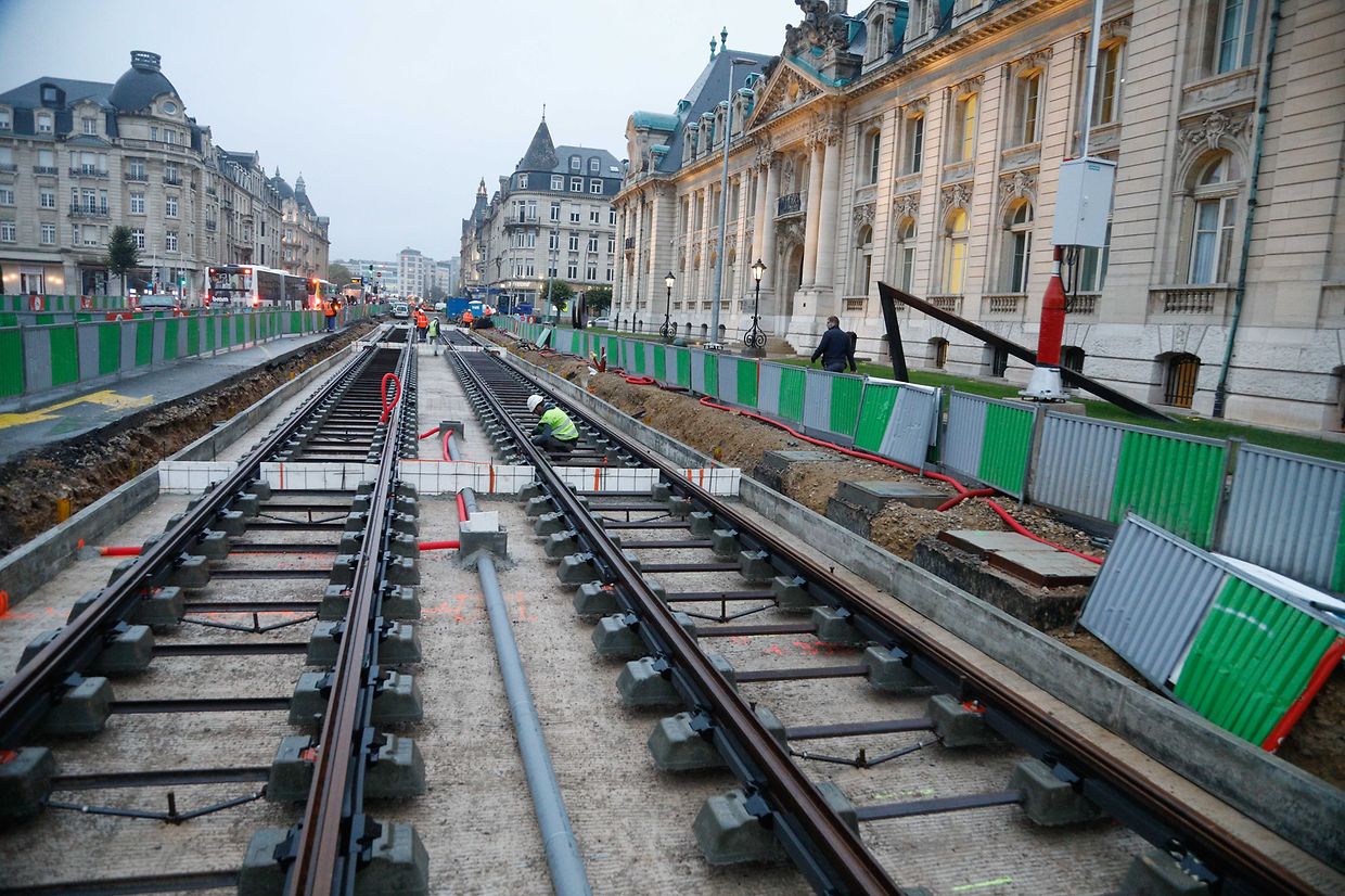 Lokales, online.fr, online.de, beim Gebäude Arcelor place des Martyrs, Legung der Schienen, Verkehr, Mobilität, Tram, öffentlicher Transport, Foto: Anouk Antony/Luxemburger Wort