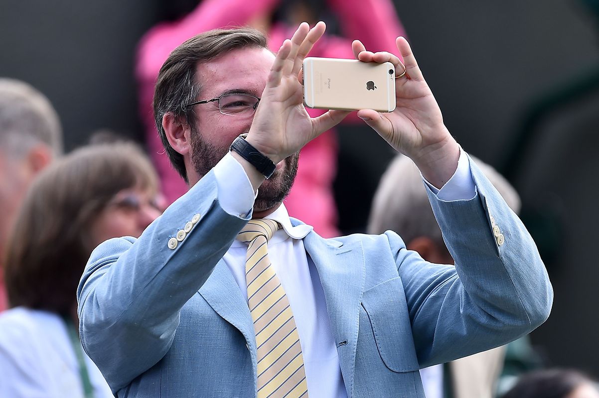 Erbgroßherzog Guillaume hält das Geschehen auf dem Court 1 für die Nachwelt fest