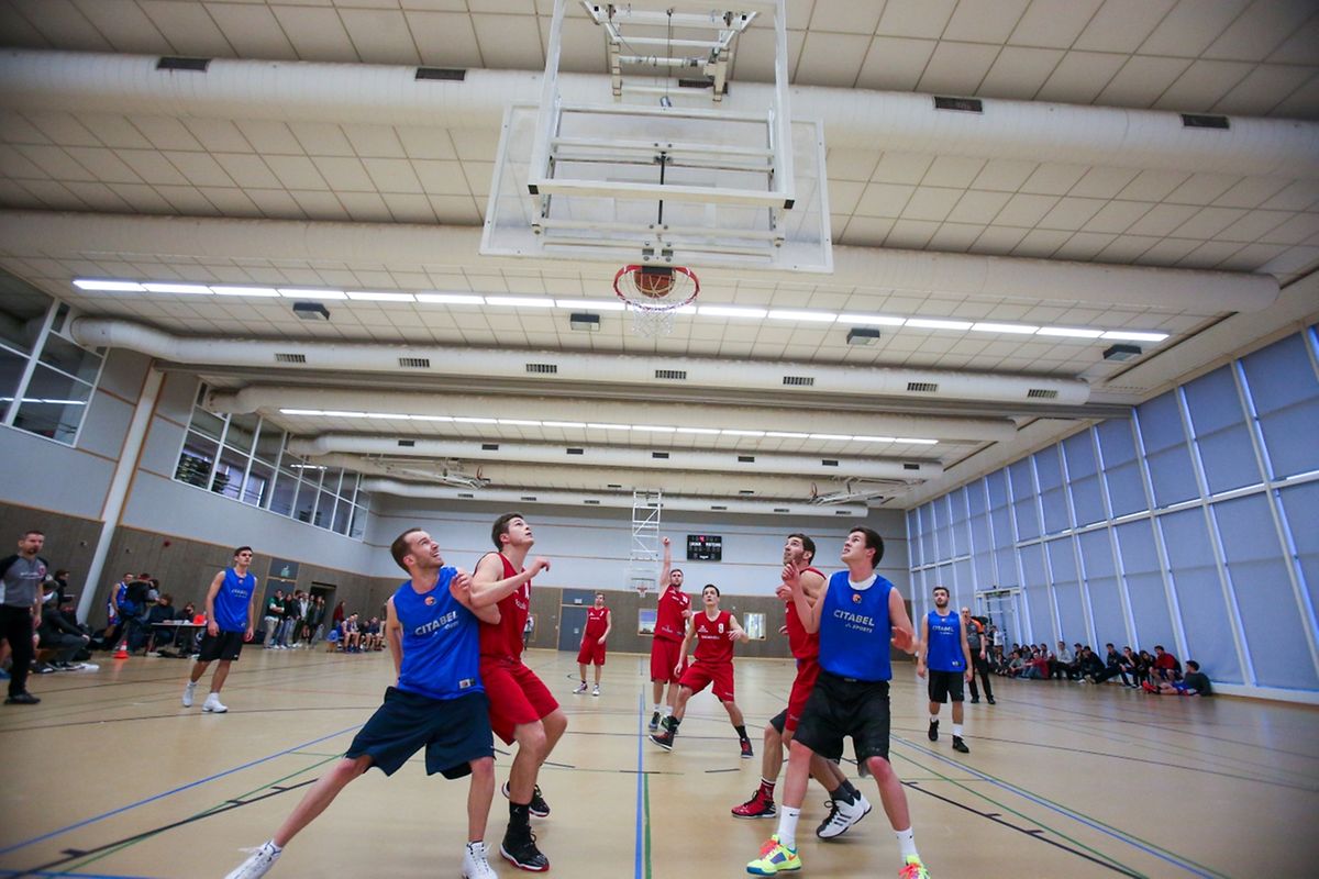 Aachen (rot) gegen München (blau).