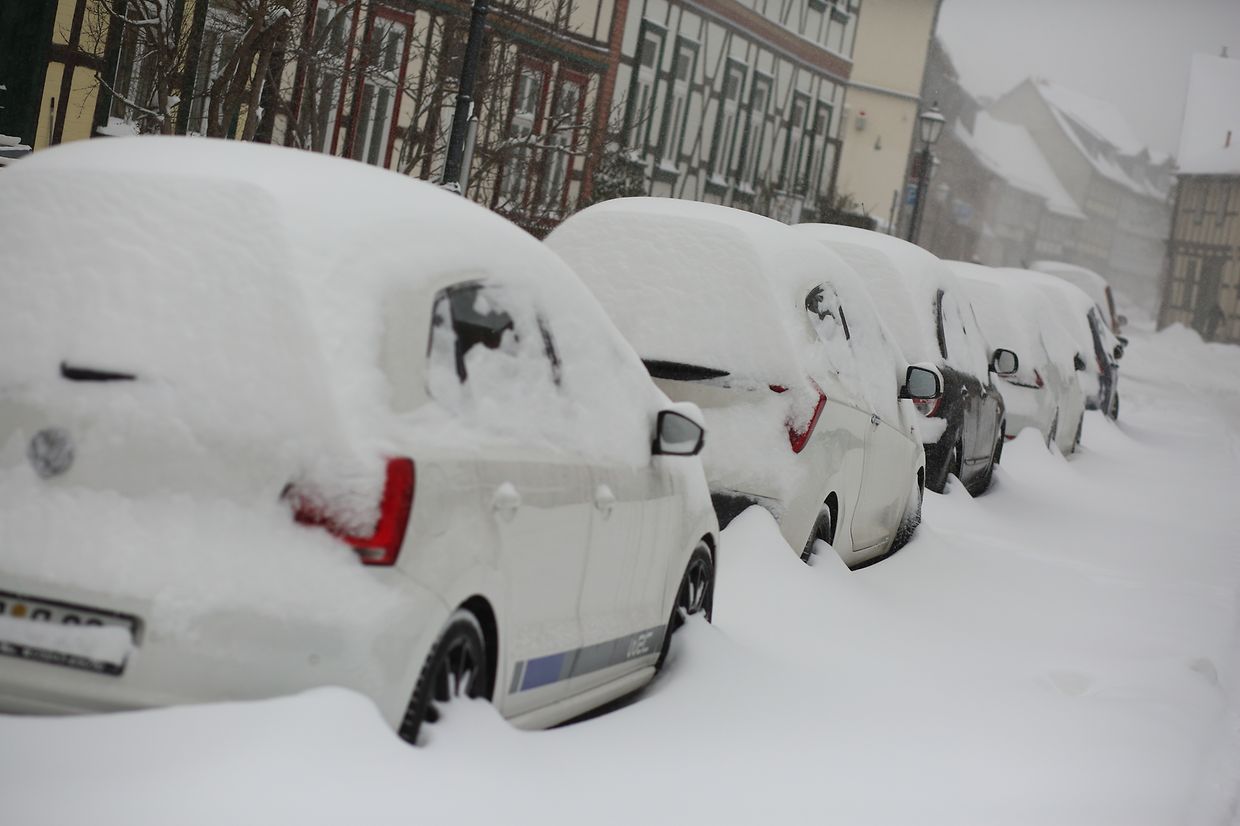 Das Winterwetter hat den Norden und die Mitte Deutschlands fest im Griff. Schnee und Eis sorgen für massive Verkehrsprobleme, manche haben aber auch ihren Spaß daran.
