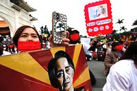 21.03.2021, Taiwan, Taipeh: Burmesen gendenken Todesopfern der militärischen Razzien in Myanmar und halten auf dem Liberty Square Portraits von Aung San Suu Kyi hoch. Bei Protesten gegen den Militärputsch in Myanmar sind nach Berichten von örtlichen Medien und Augenzeugen erneut mehrere Menschen ums Leben gekommen. Foto: Daniel Ceng Shou-Yi/ZUMA Wire/dpa +++ dpa-Bildfunk +++