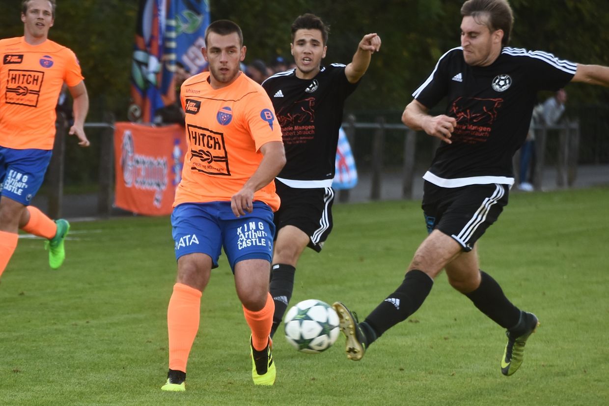 David Lorang (Bastendorf) tente de stopper Ben Funk (Lorenzweiler). 