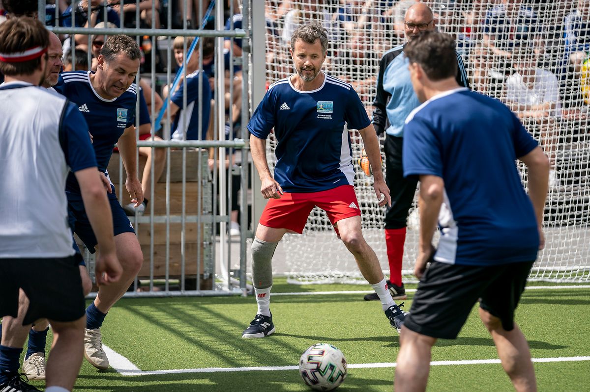Der dänische Kronprinz Frederik (M.) in Aktion bei einem Showspiel für die Eröffnung einer Fanzone der Fußball-EM 2021 in Kopenhagen.