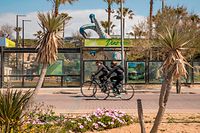 22.03.2021, Spanien, Berlin: Radfahrer passieren den Dino-Minigolf an der Playa de Palma auf Mallorca. Angesichts vieler auf Mallorca urlaubender Deutscher hat die Bundesregierung angekündigt, die Lage auf der Insel dauernd zu beobachten. Foto: John-Patrick Morarescu/ZUMA Wire/dpa +++ dpa-Bildfunk +++
