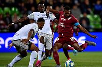 Metz's Senegalese forward Habib Diallo (R) vies with Toulouse's defender Nicolas Isimat Mirin (C) and Toulouse's defender Steven Moreira (L)  during the French L1 football match between Metz (FCM) and Toulouse (TFC) at Saint Symphorien stadium in Longeville-l�s-Metz, eastern France, on September 28, 2019. (Photo by JEAN-CHRISTOPHE VERHAEGEN / AFP)