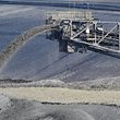 ARSIP - 30 April 2019, Brandenburg, Griesen: Kendaraan tumpuk untuk jembatan konveyor G60 di tambang lignit terbuka Jänschwalde di Lausitz Energie Bergbau AG (LEAG) mengangkut kelebihan muatan.  Perdana Menteri Brandenburg Dietmar Wojdick (SPD) telah menyerukan kecepatan lebih dari pemerintah federal untuk memberikan bantuan struktural ke daerah batubara.  (Di 