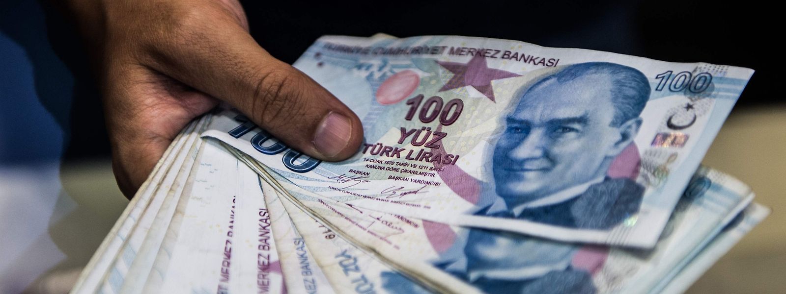 Die türkische Lira hat sich nach den heftigen Kursverlusten wieder etwas erholt. Experten warnen jedoch, dass es noch zu früh sei, um Entwarnung zu geben.