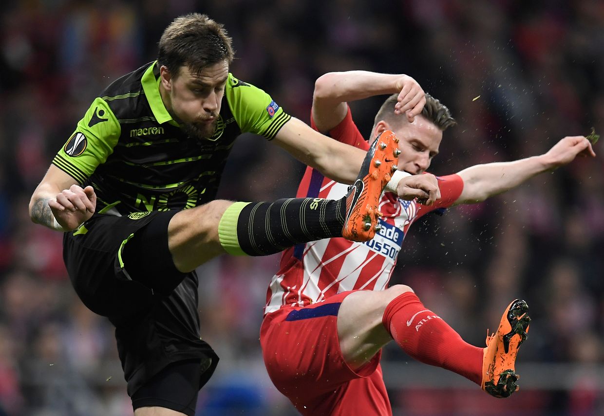 Sporting's Uruguayan defender Sebastien Coates (L) vies with Atletico Madrid's French forward Kevin Gameiro during the UEFA Europa League quarter-final first leg football match between Club Atletico de Madrid and Sporting CP at the Wanda Metropolitano Stadium in Madrid on April 5, 2018. / AFP PHOTO / GABRIEL BOUYS