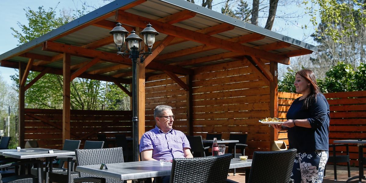 Ilda Ajdarpasic kredenzt einem Gast das Mittagsmahl auf der neuen Terrasse beim Campingplatz auf dem Galgenberg.
