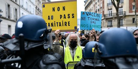 França. Mais de 200 mil pessoas saíram à rua contra o passe sanitário - Vimarsana News