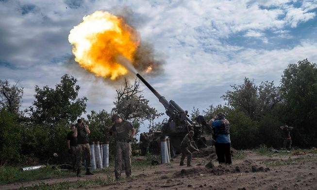  Ukrainian artillerymen fire a self-propelled 203mm cannon '2s7 Pion' at Russian troops position on the southern frontline of Ukraine on September 14, 2022. 
